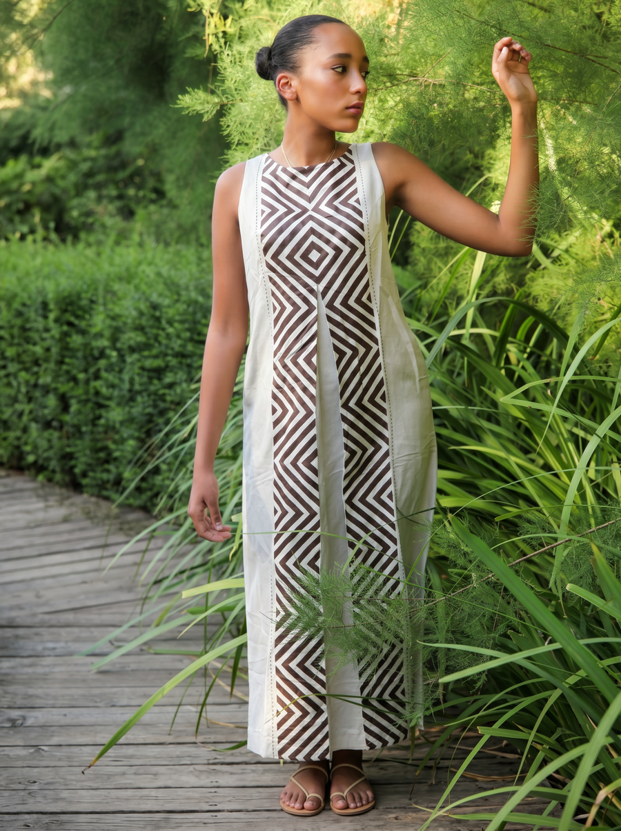 Nasia wearing the Vestido Open Columns